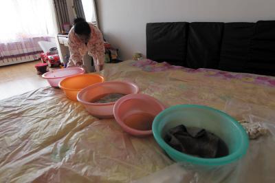 纳雍楼上漏水，住户失联，小区没物管，业主维权难！律师来支招……